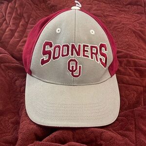 OU SOONERS‎ Oklahoma Gray & Burgundy Embroidered Hat Logo with hook & eye back